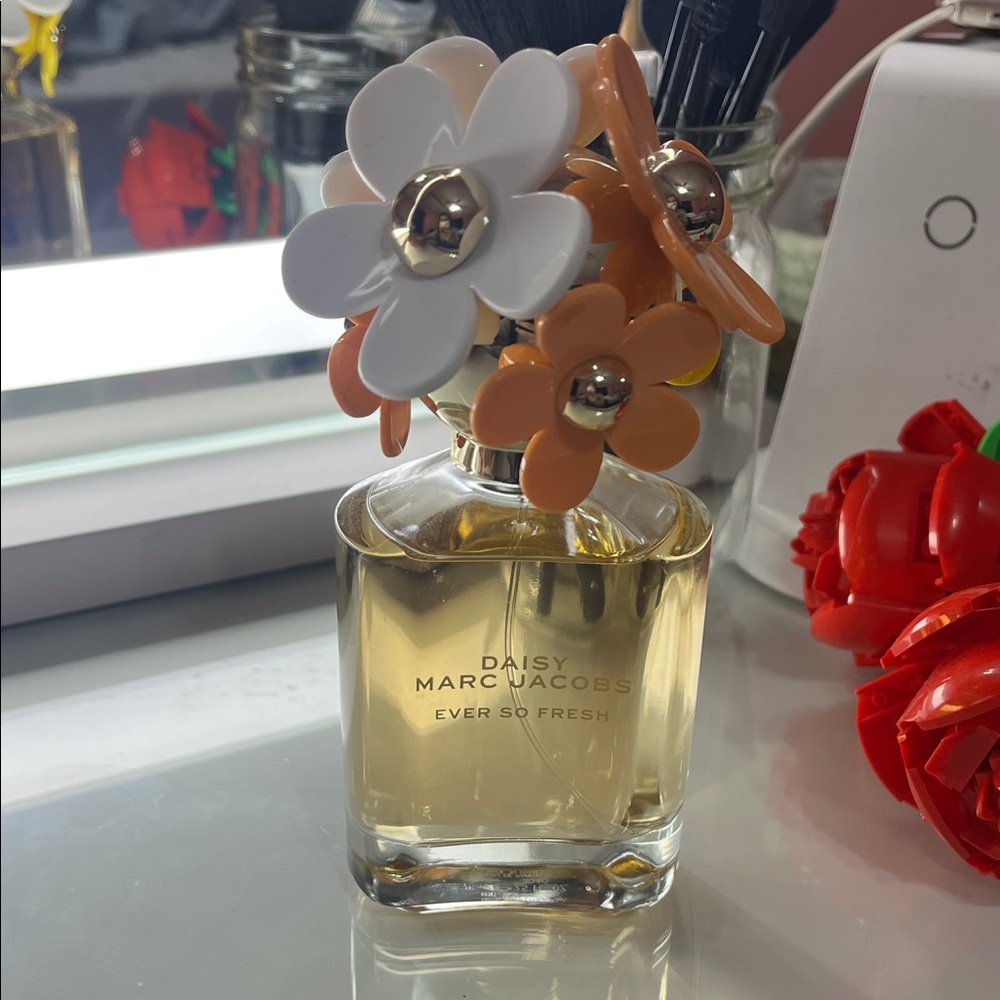 Marc Jacobs Daisy Ever So Fresh with White and Orange Floral Cap